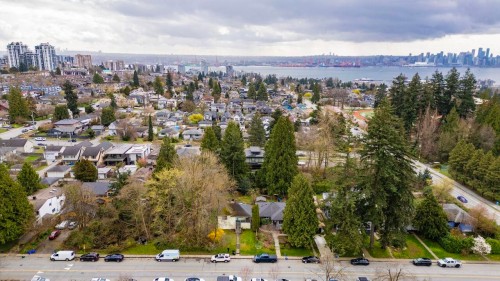 341 19Th Street W, North Vancouver, BC 