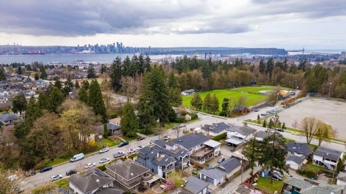 341 19Th Street W, North Vancouver, BC 