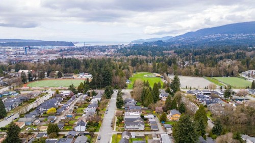 341 19Th Street W, North Vancouver, BC 