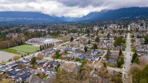 341 19Th Street W, North Vancouver, BC 