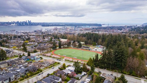 341 19Th Street W, North Vancouver, BC 