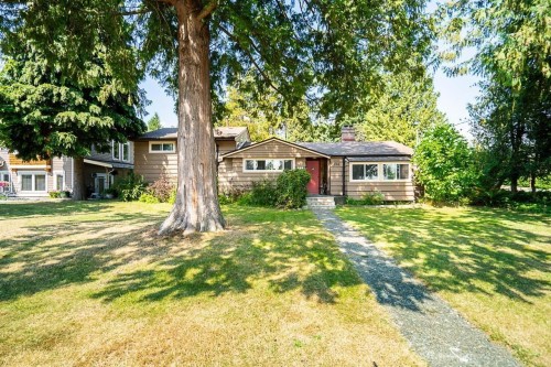 894 13th Street E North Vancouver, BC V7L 2M9