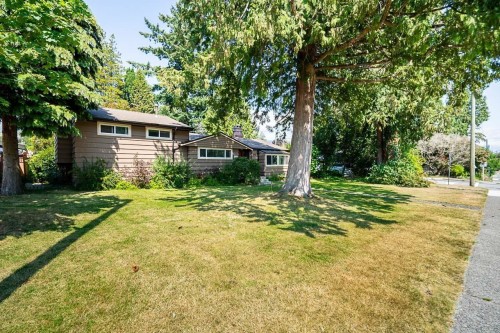 894 13Th Street E, North Vancouver, BC 