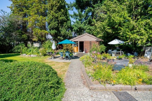 894 13Th Street E, North Vancouver, BC 