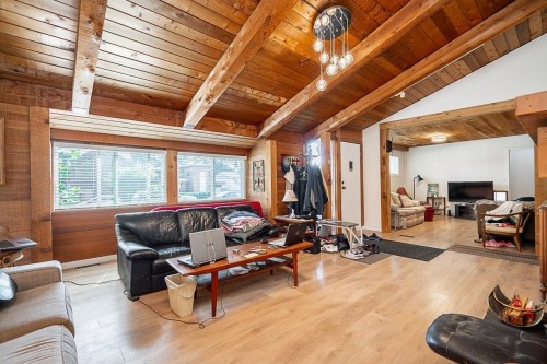 894 13Th Street E, North Vancouver, BC 