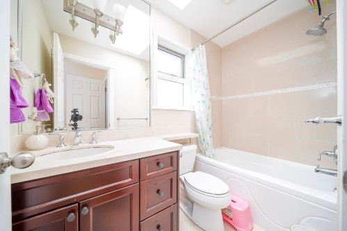 2407 18Th Avenue W, Vancouver, BC 