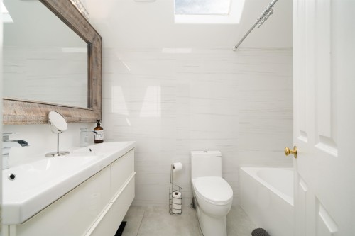 D-136 4Th Street W, North Vancouver, BC 