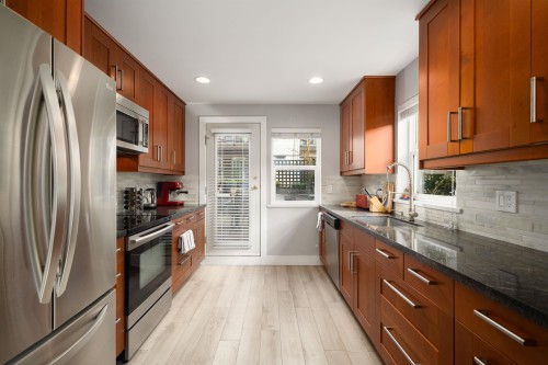 D-136 4Th Street W, North Vancouver, BC 