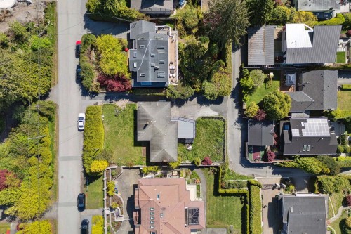 1158 Queens Avenue, West Vancouver, BC 