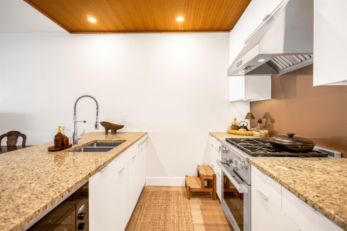 408-6687 Nelson Avenue, West Vancouver, BC 