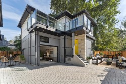 842 St. Denis Avenue  North Vancouver, BC V7J 2G4