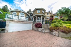 7353 Union Street  Burnaby, BC V5A 1J1