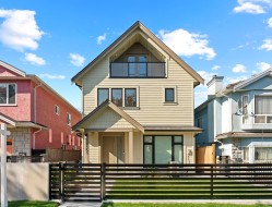 2-2253 Grant Street  Vancouver, BC V5L 2Z6