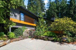 3985 Bayridge Avenue  West Vancouver, BC V7V 3J6