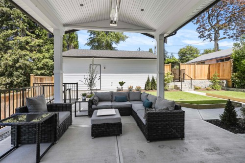 338 24Th Street W, North Vancouver, BC 