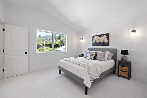 338 24Th Street W, North Vancouver, BC 