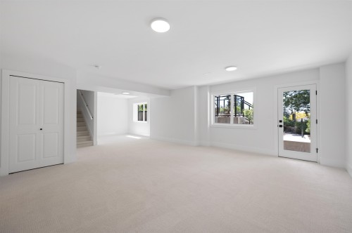 338 24Th Street W, North Vancouver, BC 