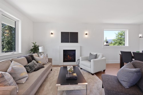 338 24Th Street W, North Vancouver, BC 