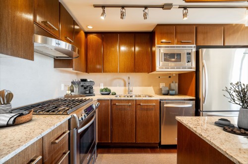 Ph3-683 Victoria Park W, North Vancouver, BC 