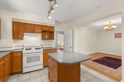 909 18Th Avenue W, Vancouver, BC 