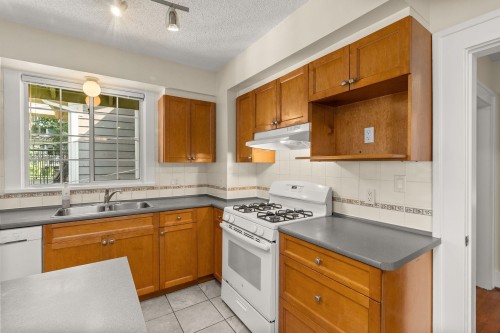 909 18Th Avenue W, Vancouver, BC 