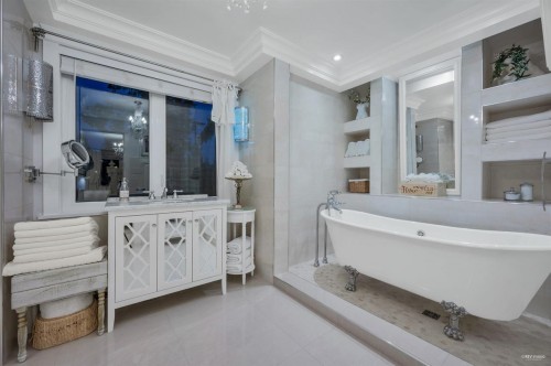 4511 Capilano Road, North Vancouver, BC 