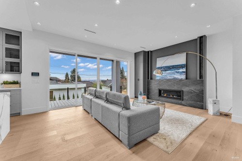 615 6Th Street E, North Vancouver, BC 