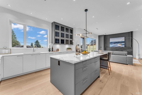 615 6Th Street E, North Vancouver, BC 