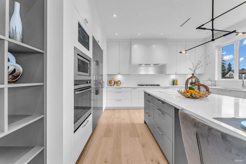 615 6Th Street E, North Vancouver, BC 