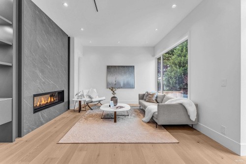 615 6Th Street E, North Vancouver, BC 