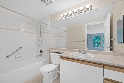 205-843 22Nd Street, West Vancouver, BC 