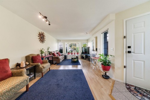 215 18Th Street W, North Vancouver, BC 