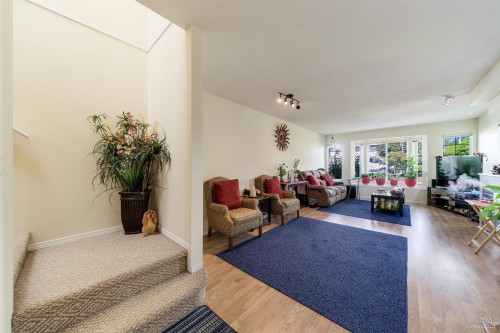 215 18Th Street W, North Vancouver, BC 