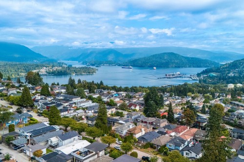 155 Ellesmere Avenue  Burnaby, BC V5B 3S5