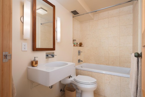 1001-02-150 24Th Street, West Vancouver, BC 