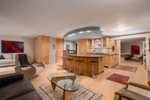 1001-02-150 24Th Street, West Vancouver, BC 