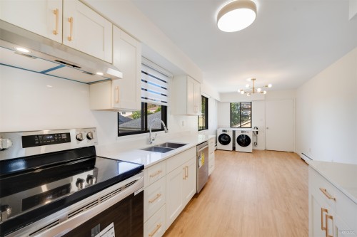 4565 9Th Avenue W, Vancouver, BC 