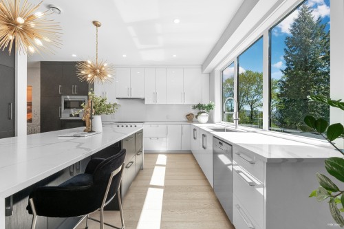 919 4Th Street E, North Vancouver, BC 