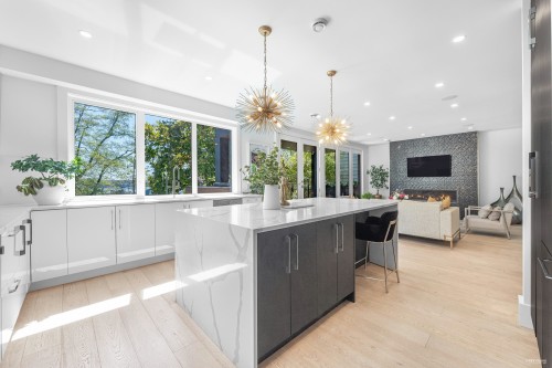 919 4Th Street E, North Vancouver, BC 