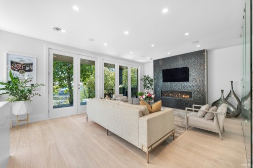 919 4Th Street E, North Vancouver, BC 