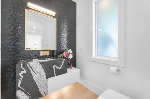 919 4Th Street E, North Vancouver, BC 