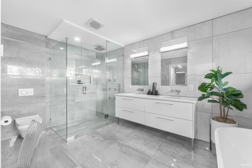 919 4Th Street E, North Vancouver, BC 