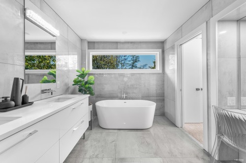 919 4Th Street E, North Vancouver, BC 