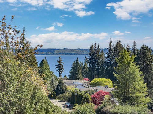 919 4Th Street E, North Vancouver, BC 