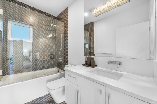 919 4Th Street E, North Vancouver, BC 