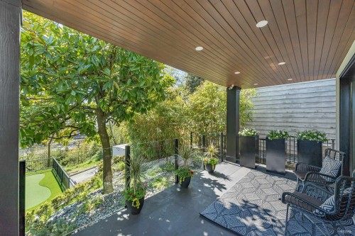 919 4Th Street E, North Vancouver, BC 