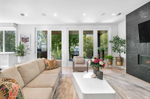 919 4Th Street E, North Vancouver, BC 