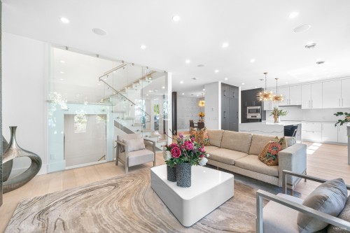 919 4Th Street E, North Vancouver, BC 