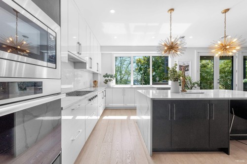 919 4Th Street E, North Vancouver, BC 