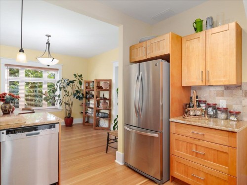 848 6Th Street E, North Vancouver, BC 